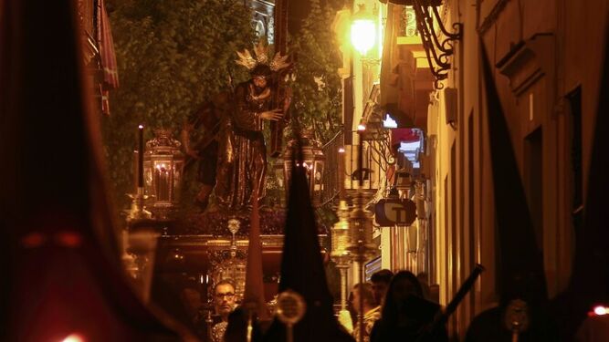 La cofradía del Silencio discurre por las calles de Carmona la noche del Viernes Santo.