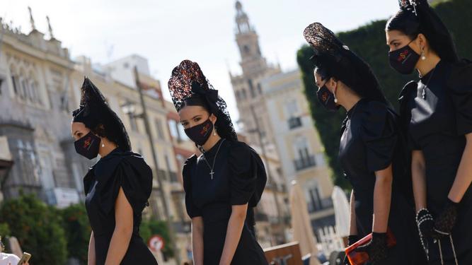 Mujeres vestidas de mantillas durante la presentación de la iniciativa 'La mantilla, Sevilla del dolor a la alegría'