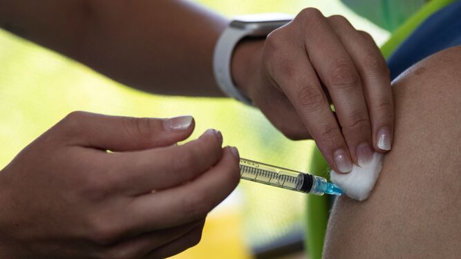 Por qué la vacuna del coronavirus se pone en el brazo