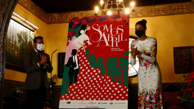 Laura Sánchez y Javier Villa en la presentación de 'Somos abril' junto al cartel de Jorge Arévalo.