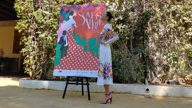 Laura Sánchez posa divertida junto al cartel promocional de 'Somos abril', obra de Jorge Arévalo.