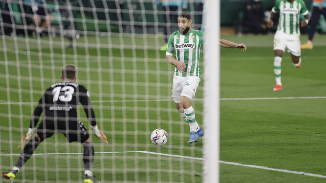Fekir se planta delante de Aitor Fernández para confirmar el golazo que abría el marcador.