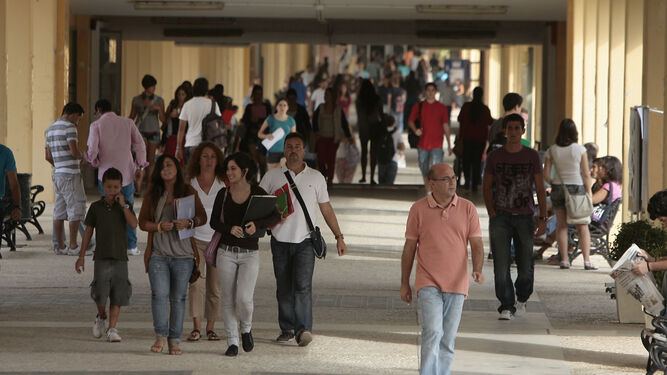 Imagen de archivo de estudiantes en el campus de la UPO.