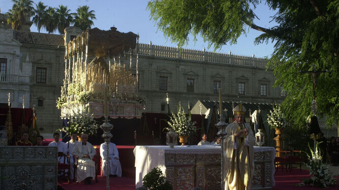 La Virgen de los Desamparados en los jardines del Parlamento de Andalucía por los 75 años de su bendición
