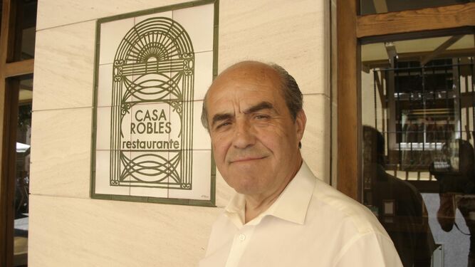 Juan Robles en la puerta de su restaurante.