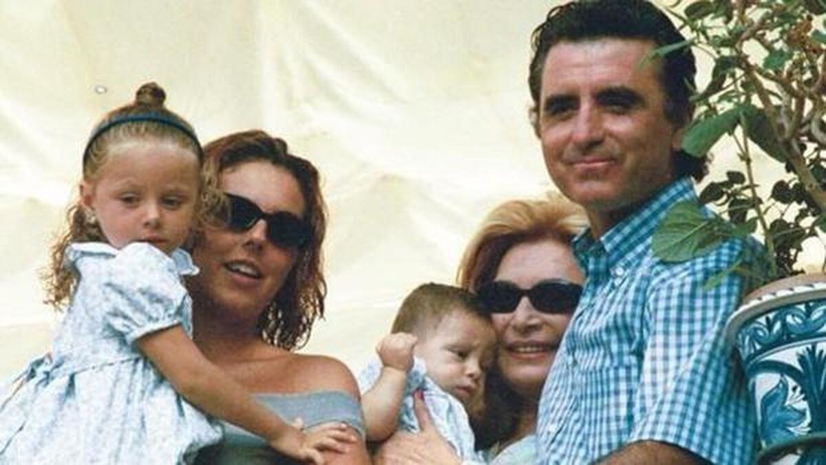 Con su madre, Rocío Jurado, sus dos hijos y Ortega Cano.