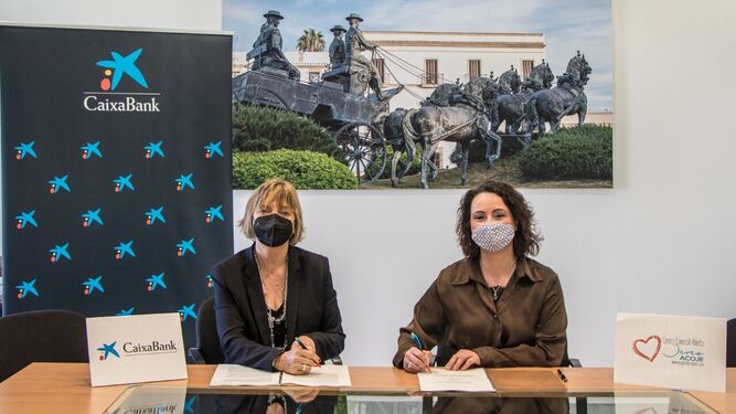 María Jesús Catalá, directora territorial de CaixaBank en Andalucía Occidental y Extremadura, y Nela García, presidenta de Acoje, durante la firma del acuerdo de colaboración.