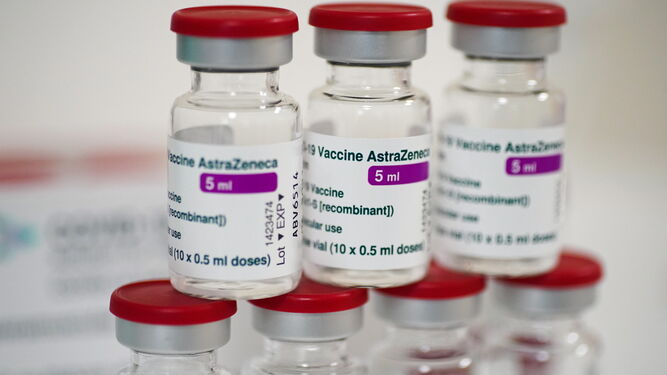 La vacuna de AstraZeneca muestra una eficacia del 79% en un nuevo estudio
