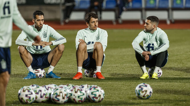 Sergio Busquets, Oyarzabal y Jordi Alba, en el entrenamiento de la selección española en la Ciudad del Fútbol.
