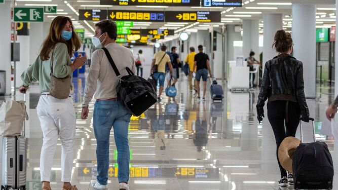 Viajeros a su llegada al Aeropuerto de Palma de Mallorca durante el primer día del fin del primer estado de alarma, en junio.