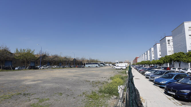 Vista del solar que se usa como aparcamiento en la avenida de Las Razas, y que forma parte de los suelos del Puerto que se destinarán a vivienda y terciario.