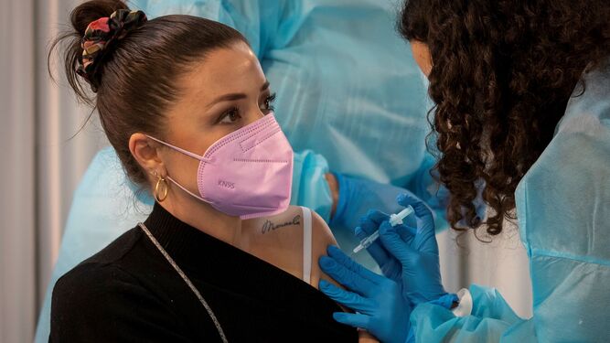 Una enfermera administra una vacuna en Sevilla.