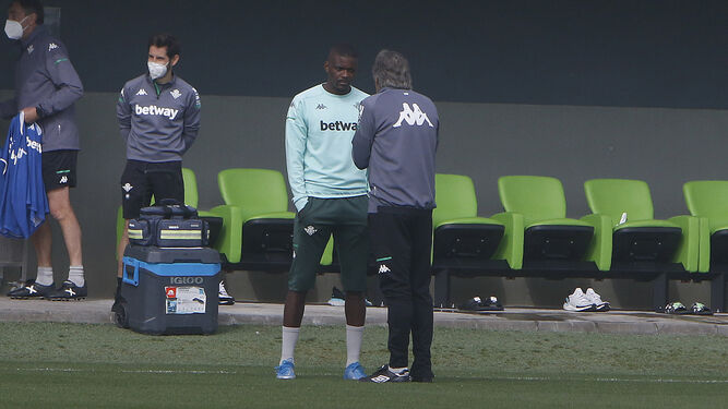 Pellegrini, en un momento de la charla con William Carvalho en el entrenamiento de ayer.