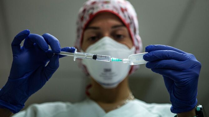 Una enfermera se dispone a inyectar una dosis de la vacuna de Pfizer.