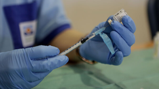 Una enfermera prepara una dosis de la vacuna de Pfizer.