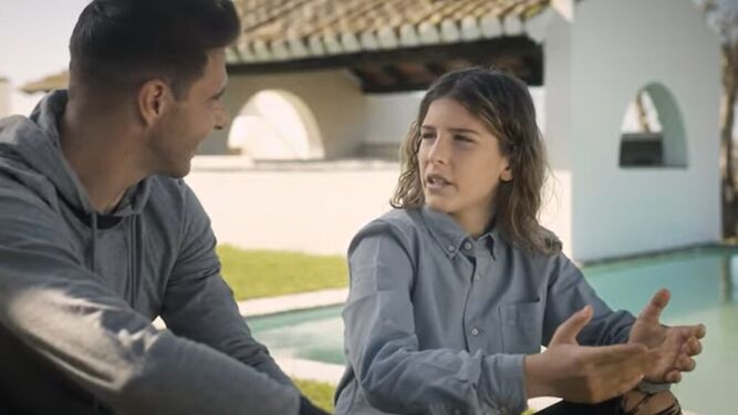 Joaquín conversa con el hijo de Antonio Puertas durante el anuncio.