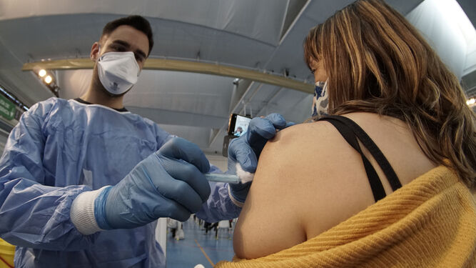 Sevilla retoma la vacunación masiva con Astrazeneca