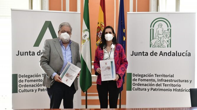 El alcalde de Dos Hermanas, Francisco Toscano, y la delegada territorial de Fomento, Susana Cayuelas, tras la firma de la cesión.