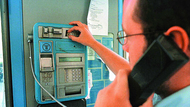 Imagen de archivo de un usuario de Cádiz utilizando una cabina de teléfono