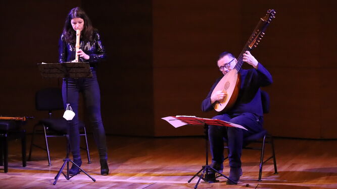 Dorothee Oberlinger y Edin Karamazov, durante su concierto en el Espacio Turina.