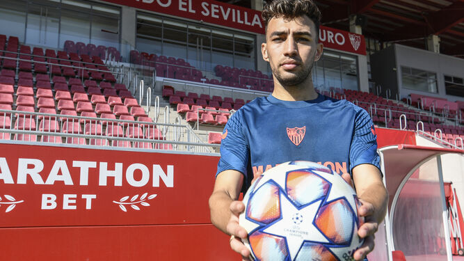 Munir posa en la ciudad deportiva del Sevilla.