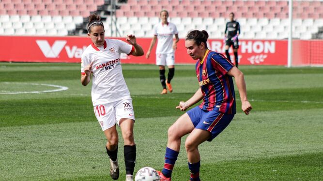 La sevillista Virgy presiona  a una jugadora del Barcelona.