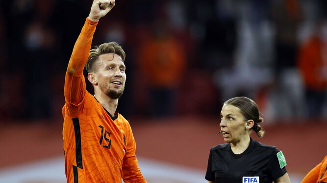 De Jong celebra el gol dirigiéndose al público y reconvenido por la francesa Stephanie Frappard.