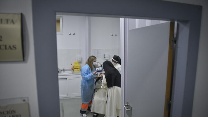 Tres monjas reciben la vacuna del coronavirus en Sevilla.