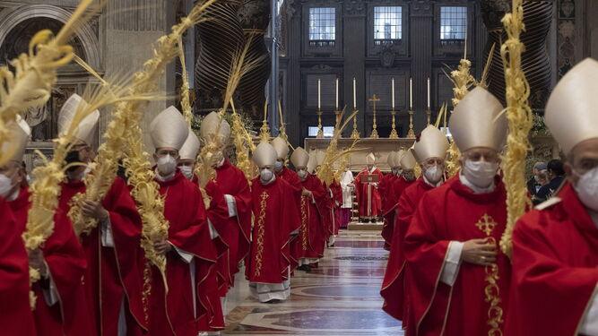 El papa Francisco (al fondo) celebrando el Domingo de Ramos en la Basílica de San Pedro.