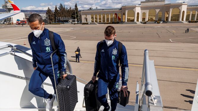 Thiago y De Gea se suben al avión que hizo el trayecto entre Tiflis y Sevilla.
