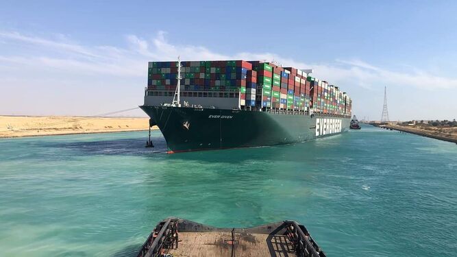 El 'Ever Given' ya navega por el Canal de Suez tras ser reflotado