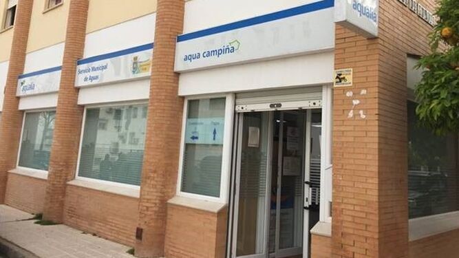La oficina de Aqua Campiña, de Aqualia, que gestiona el servicio municipal de agua en Écija.
