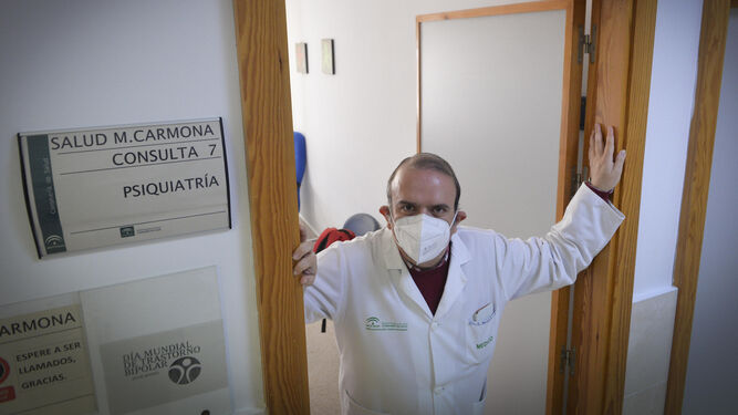 El doctor Samuel Leopoldo Romero, en la consulta de la unidad de Salud Mental comunitaria de Carmona.