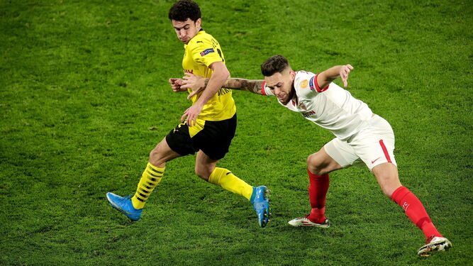 Mateu Morey, ante Lucas Ocampos en Dortmund.