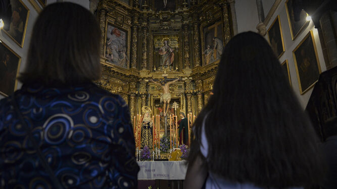 Los titulares del Cristo de Burgos en el altar de San Pedro el Miércoles Santo