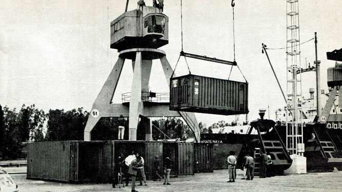 Descarga de contenedores en el muelle de Tablada en 1970.