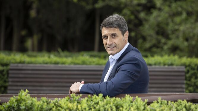El nuevo delegado del Gobierno en Andalucía, Pedro Fernández, en el parque Federico García Lorca de Granada.