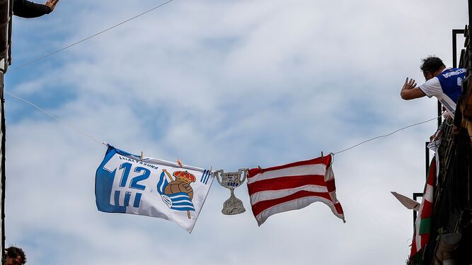 Unas banderas colgadas en las calles de San Sebastián el 18 de abril, cuando fue aplazada la final.