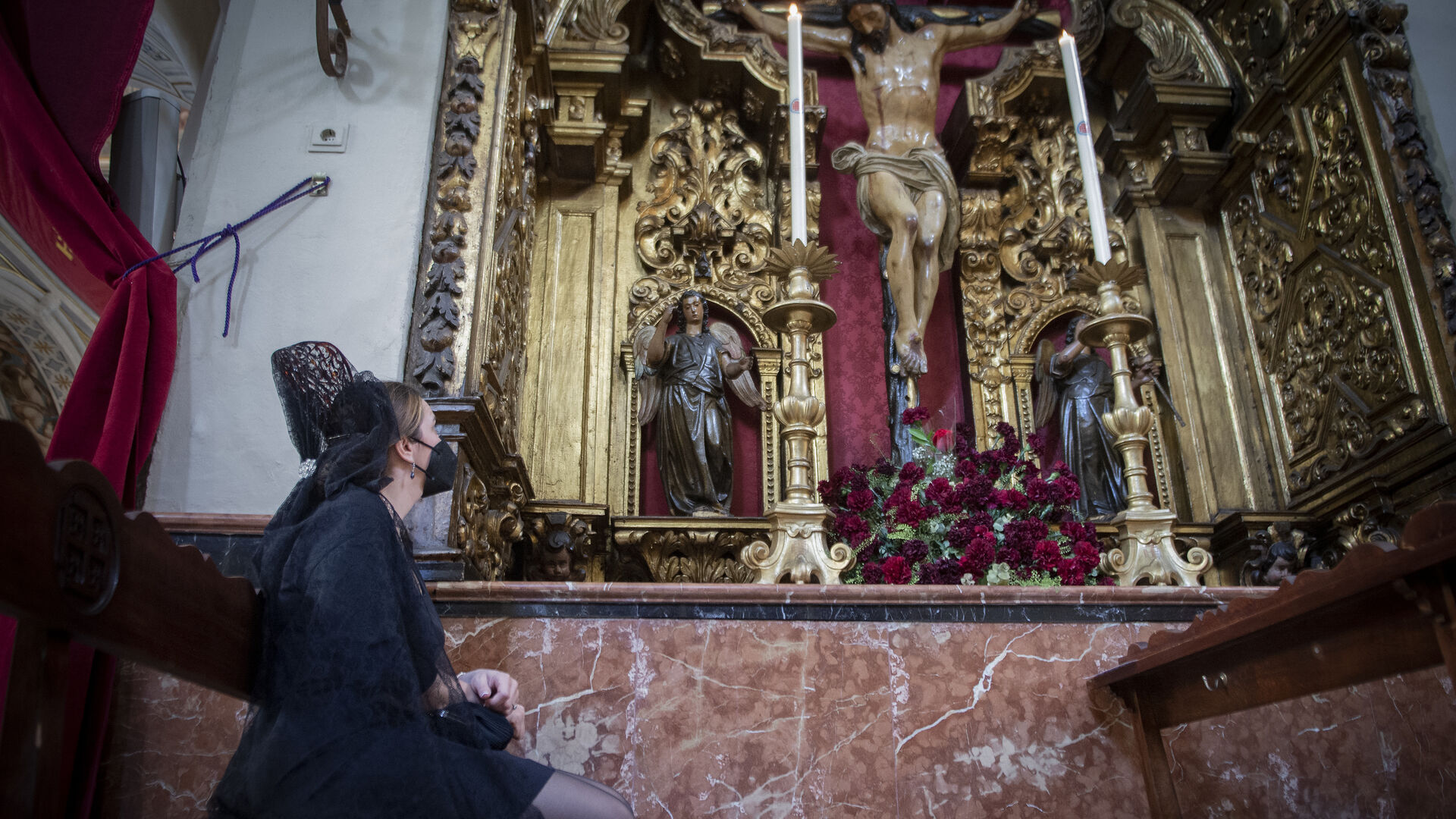 Jueves Santo en pandemia: Mantillas en el centro de Sevilla