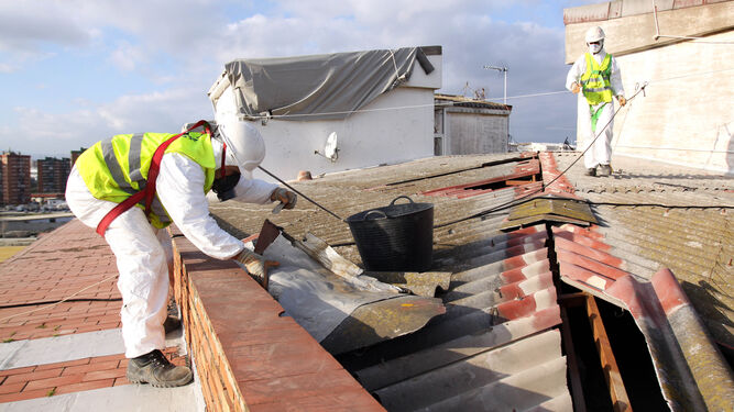 Trabajos de retirada de una cubierta de amianto en un municipio andaluz.