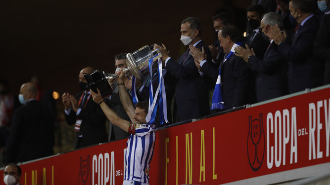 Illarramendi recibe la Copa del Rey de manos de Felipe VI.
