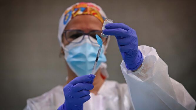 Una sanitaria prepara una dosis de Astrazeneca en un centro de vacunación en Algeciras