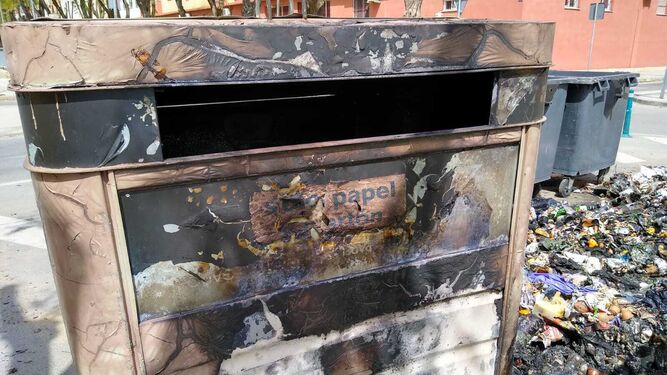 Contenedor de reciclaje de papel quemado en Camas.