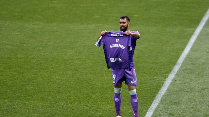 Borja Iglesias celebra su gol ante el Elche.