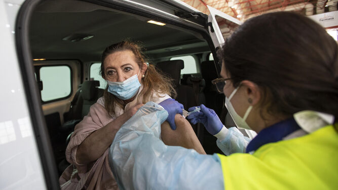 Una mujer se vacuna en Granada.