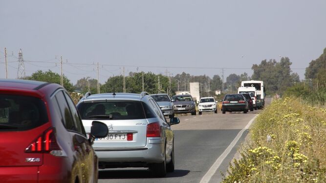 Tráfico en la carretera autonómica A-362, de Utrera y Los Palacios, cuyo desdoble se marcó como prioritario hace años.