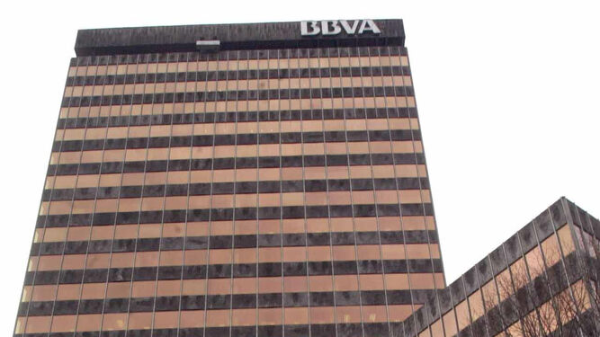 El emblemático edificio de la capital vizcaina con la nueva imagen de BBVA.