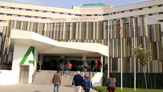 Varios pacientes acceden por la puerta principal al Hospital Virgen Macarena.