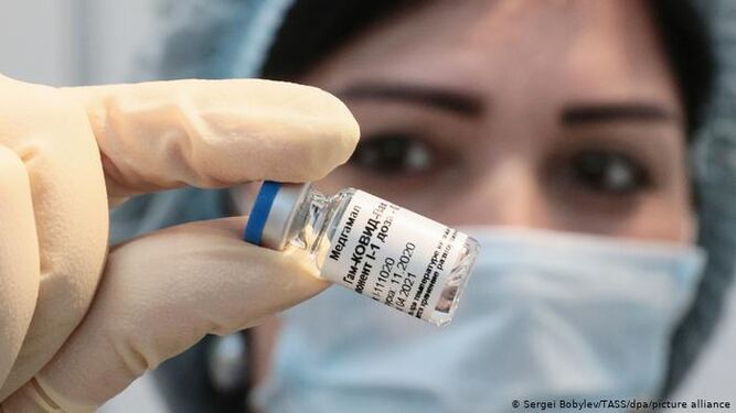 Una enfermera muestra el vial de una vacuna.
