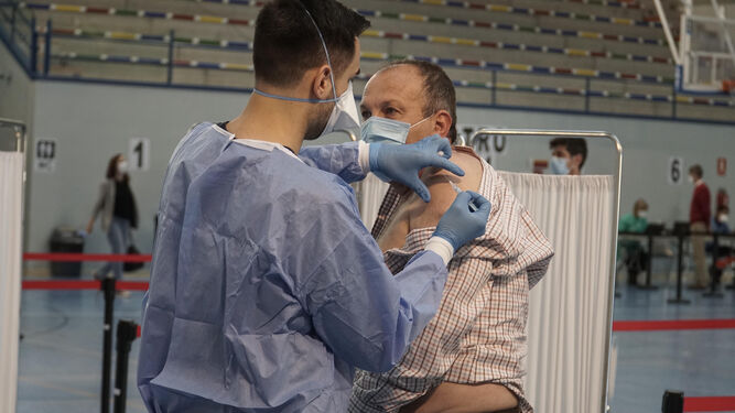 La vacunación con AstraZeneca a los docentes sevillanos en el pabellón deportivo de la US en Los Bermejales.